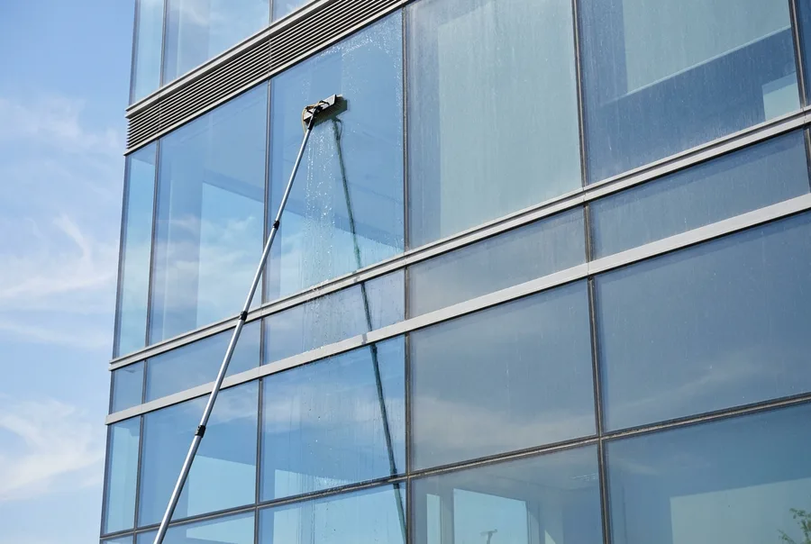 Glasfassade, die mit einer Teleskopbürste streifenfrei gereinigt wird